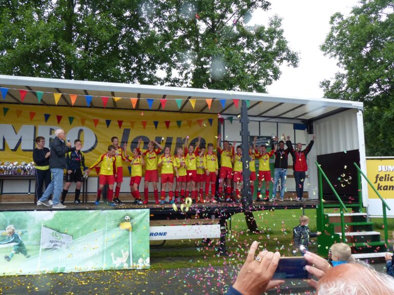JO13-1 KNVB Zwaluwenbeker in de pocket!!!!!!