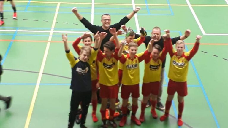 Topprestatie vv Drogeham JO15-1 op KNVB kerstzaalvoetbal toernooi