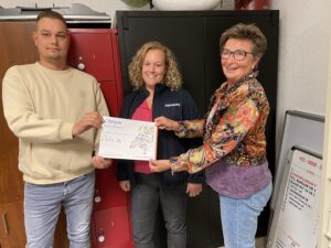 Voetbalvereniging Drogeham ontvangt cheque van Rabobank Drogeham