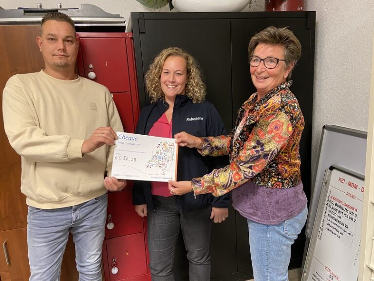 Voetbalvereniging Drogeham ontvangt cheque van Rabobank Drogeham